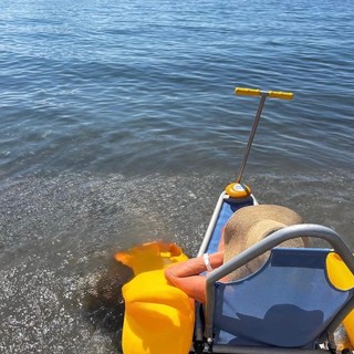 Quando un bagno in mare diventa simbolo di libertà e inclusione: succede ad Albenga