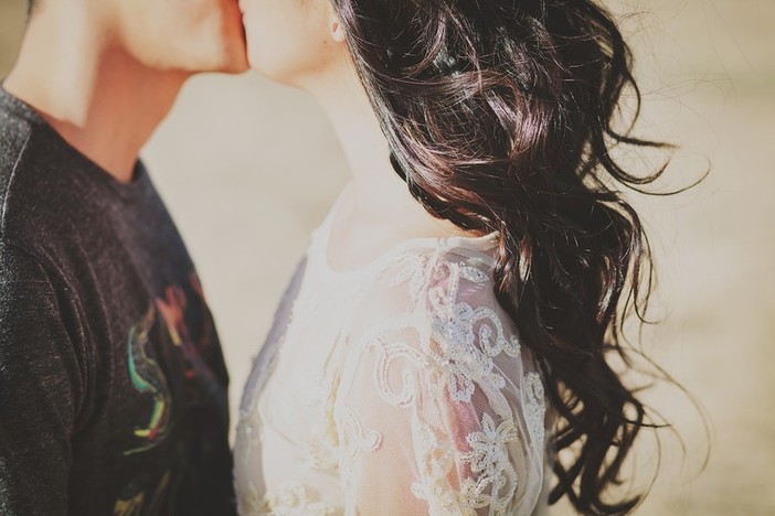 Contest del bacio: in occasione del "kissing day" mandateci una foto. Il bacio più bello andrà alle Caravelle