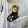 "Si rompe la borsa con la bottiglia d'olio al supermercato: creduta solo quando è cascata anche al direttore"