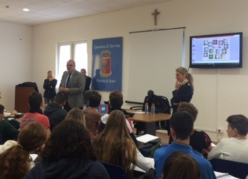 Presentato il progetto Blue Box: una campagna di sensibilizzazione della Polizia di Stato contro il disagio giovanile Presentato il progetto Blue Box: una campagna di sensibilizzazione della Polizia di Stato contro il disagio giovanile