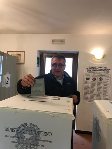 Varazze, il candidato alla poltrona di primo cittadino Alessandro Bozzano ha votato