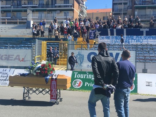 Savona, l'ultimo saluto della Gradinata Perachino a Bettino Piro: "Aveva i colori biancoblu nel cuore" (FOTO e VIDEO)