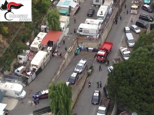 Savona, blitz al campo nomadi della Fontanassa: una denuncia a piede libero e oltre 12 mila euro di sanzioni amministrative Savona, blitz al campo nomadi della Fontanassa: una denuncia a piede libero e oltre 12 mila euro di sanzioni amministrative
