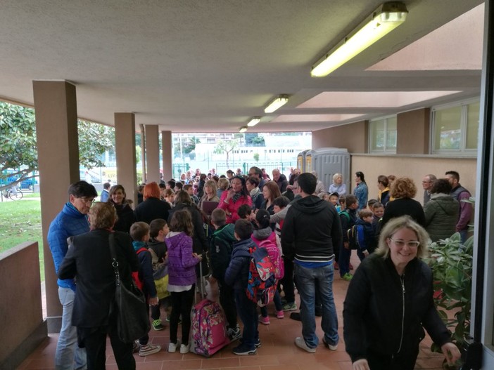 Andora: primo giorno di scuola per le primarie "in trasferta"dopo la chiusura del plesso di via Cavour Andora: primo giorno di scuola per le primarie "in trasferta"dopo la chiusura del plesso di via Cavour
