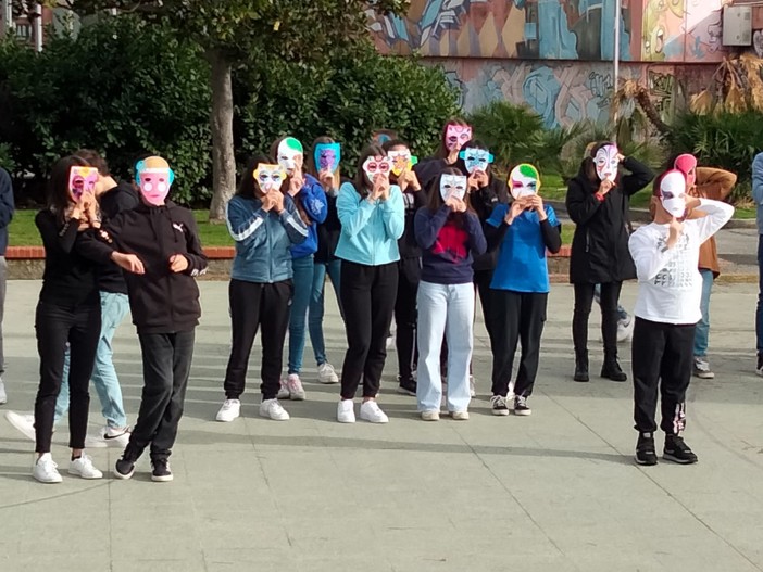 "Flash mob della diversità" degli studenti del Boselli Alberti per sensibilizzare sulla disabilità "Flash mob della diversità" degli studenti del Boselli Alberti per sensibilizzare sulla disabilità