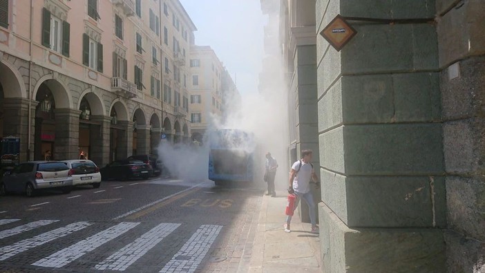Savona, principio d'incendio su un bus Tpl in via Paleocapa