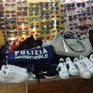 Savona, lotta all'abusivismo commerciale sulle spiagge: espulso un cittadino del Bangladesh