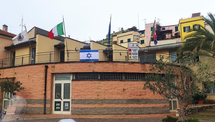 Bandiera israeliana esposta dal Comune di Borgio Verezzi, Raimondo: "Atto nobile che condivido, chiedo sia esposta anche quella palestinese"
