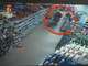 Borseggia una donna al supermercato: filmato e fermato dalla Mobile di Savona