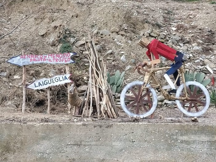 Arnasco accoglie festosamente il "Trofeo Laigueglia" con una installazione artistica