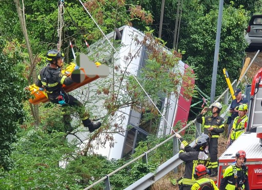Savona, autobus precipita nel fiume in via Cimavalle: due feriti, l'autista in codice rosso (FOTO e VIDEO) Savona, autobus precipita nel fiume in via Cimavalle: due feriti, l'autista in codice rosso (FOTO e VIDEO)