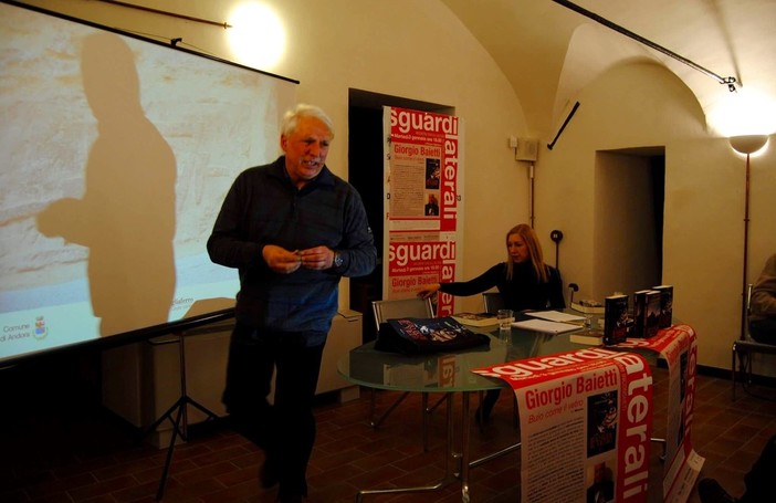 Ad Andora Giorgio Baietti ha raccontato "Buio come il vetro", tra storia e mistero Ad Andora Giorgio Baietti ha raccontato "Buio come il vetro", tra storia e mistero