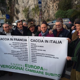 Caccia, differenze normative tra Francia ed Italia, simbolica protesta di Bruzzone sul confine di stato