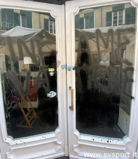 Albenga Calcio, imbrattato nella notte il bar della famiglia Colla: "Infame vattene"