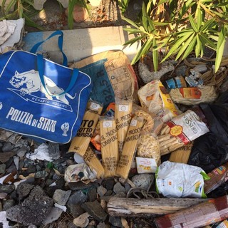 Loano, borsa della Polizia e cibo non commercializzabile abbandonati a bordo ferrovia