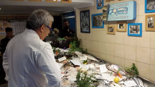 Lo chef Igles Corelli nei negozi di Albenga per la scelta di prodotti di prima qualità