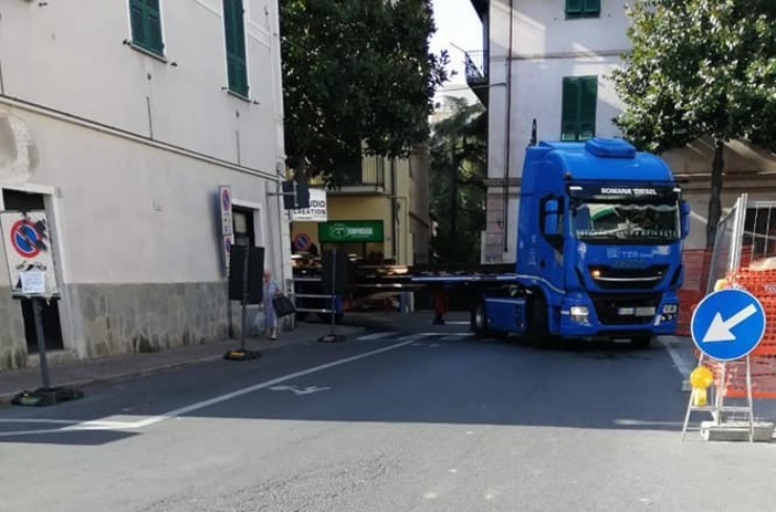 Camion danneggia una panchina in via Patrioti: il Comune di Albenga chiede i danni