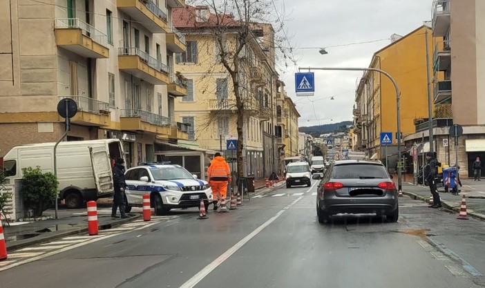 Albisola, si rompe un tubo della fogna in corso Ferrari: polizia locale sul posto