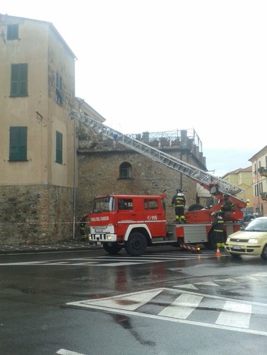 Caduta di calcinacci dalle mura di Albenga: intervento dei vigili del fuoco