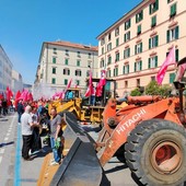 Savona, torna il tradizionale corteo del 1° Maggio: ristabilito il percorso storico dei mezzi portuali Savona, torna il tradizionale corteo del 1° Maggio: ristabilito il percorso storico dei mezzi portuali