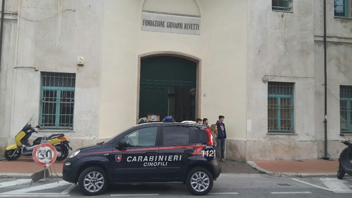 Blitz antidroga dei Carabinieri al liceo Issel di Finale Ligure, controllati zaini e scooter