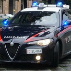 Semina il panico in centro poi scappa e oppone resistenza ai carabinieri, arrestato ventenne a Pietra Ligure
