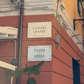 Loano, posata in piazza Rocca la targa “A ciassa grande” Loano, posata in piazza Rocca la targa “A ciassa grande”