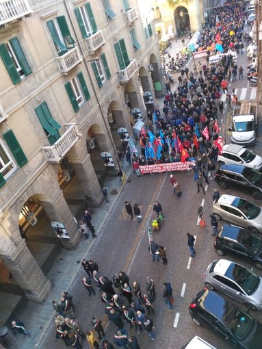 Il Pd regionale: "Oggi abbiamo sfilato in corteo con i lavoratori Piaggio Aerospace" Il Pd regionale: "Oggi abbiamo sfilato in corteo con i lavoratori Piaggio Aerospace"