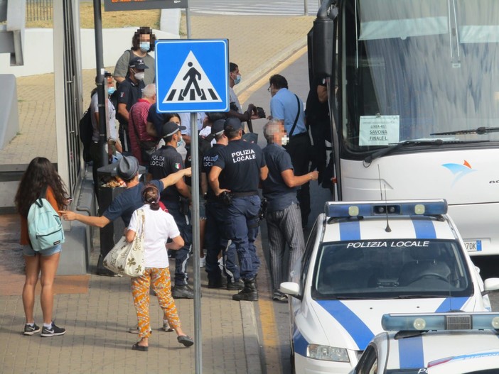 Savona, via ai controlli della polizia locale sugli autobus Tpl: sui mezzi anche l'unità cinofila (FOTO)