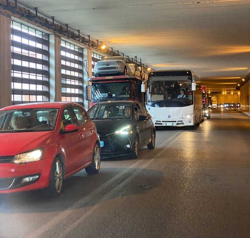 Tir e bisarche parcheggiate nella Galleria dell'Arsenale a Savona. La polizia locale: "Stiamo facendo controlli serrati, due-tre multe al giorno" (VIDEO)