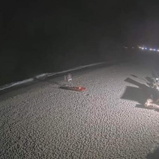 La webcam posizionata sulla spiaggia del Malpasso inquadra sullo sfondo il serpentone di auto in coda intorno alle 23.30 di ieri, 26 giugno