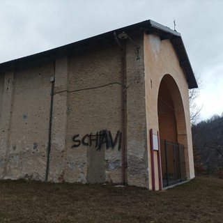 Cosseria, imbrattata la cappella dei Santi Cosma e Damiano. Il sindaco Molinaro: "L'azione di un idiota, no alle speculazioni"