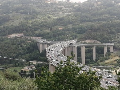 Inizia il gran rientro dopo Ferragosto: traffico in tilt sulla A10 con code di 25 km Inizia il gran rientro dopo Ferragosto: traffico in tilt sulla A10 con code di 25 km