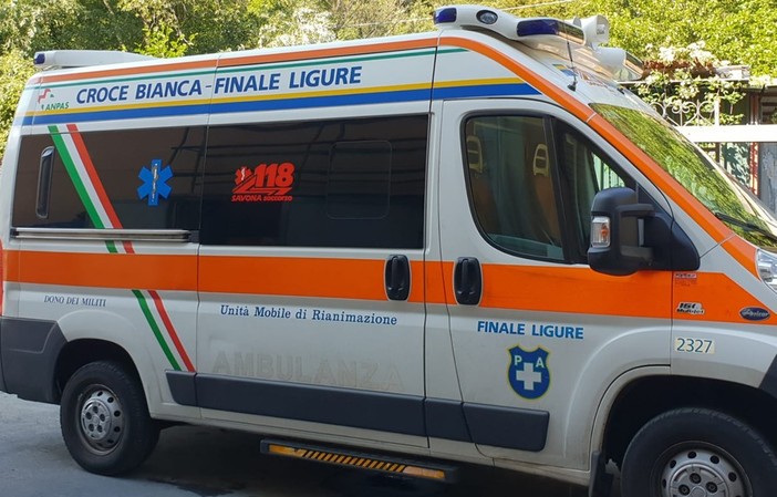 Varigotti, inversione spericolata di un'auto sull'Aurelia: centauro in codice rosso