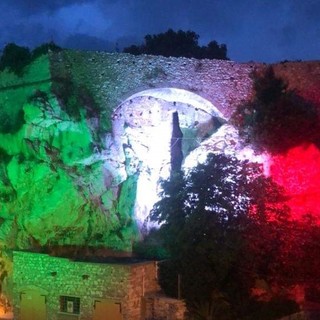 Pietra Ligure, il Castello si tinge di tricolore per dire grazie a chi ha lottato prima linea nell'emergenza Coronavirus Pietra Ligure, il Castello si tinge di tricolore per dire grazie a chi ha lottato prima linea nell'emergenza Coronavirus