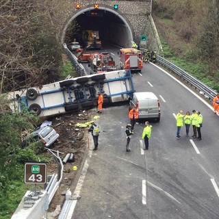 Camion travolge cantiere sulla A10: l'incidente arriva in Parlamento
