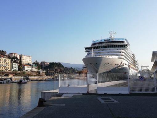 Costa Luminosa a Savona, la preoccupazione della vice presidente dell''Associazione Esperti Ambientali: &quot;La nave non può essere spostata distante dalle case?&quot;