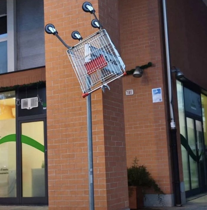 Savona, vandali mettono un carrello della spesa sopra il cartello che indica piazza Garelli Savona, vandali mettono un carrello della spesa sopra il cartello che indica piazza Garelli