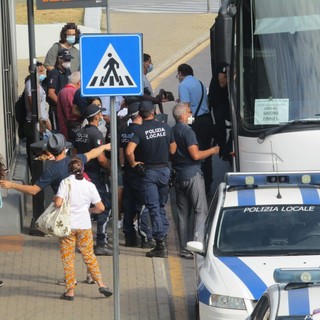 Savona, via ai controlli della polizia locale sugli autobus Tpl: sui mezzi anche l'unità cinofila (FOTO)