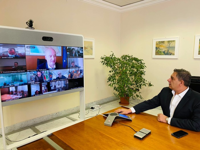 Conferenza delle regioni, Toti ribadisce: "Zone gialle, arancioni e rosse solo per non vaccinati" Conferenza delle regioni, Toti ribadisce: "Zone gialle, arancioni e rosse solo per non vaccinati"