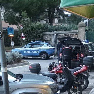 Danneggia un'auto nel parcheggio di via Piave a Savona: identificato