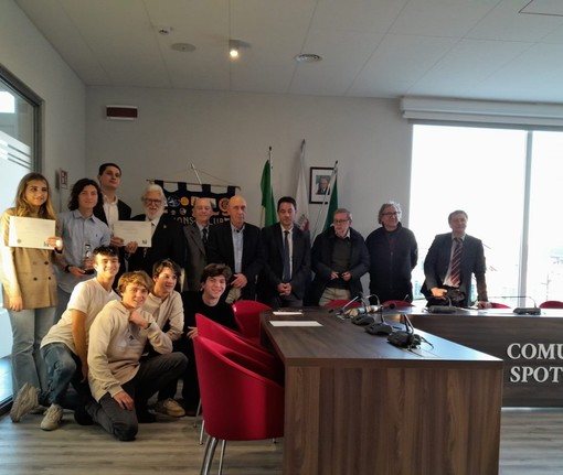 "Concorso di eloquenza", un successo l'evento promosso dal Lions Club "Concorso di eloquenza", un successo l'evento promosso dal Lions Club