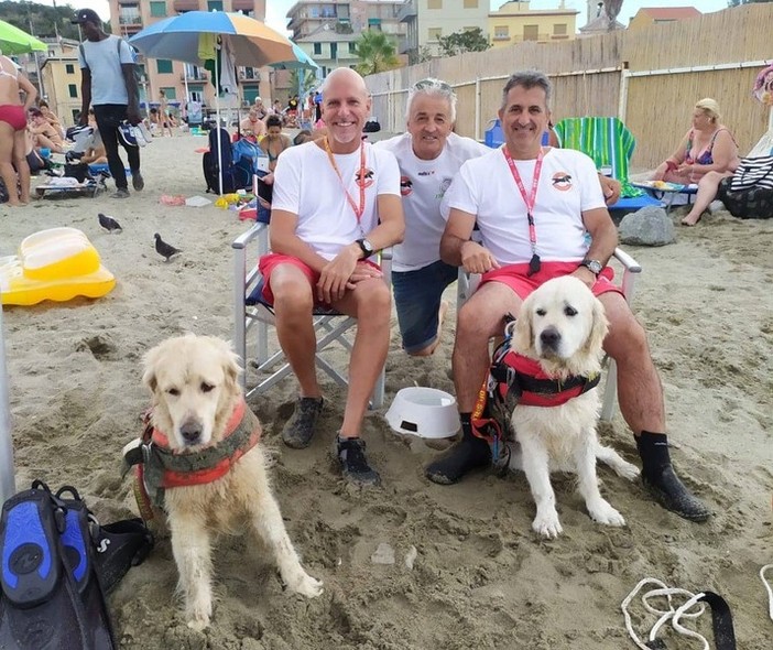 Salvano due bambini e il papà in mare:  ad Albissola tempestivi i cani eroi Yuma e Max