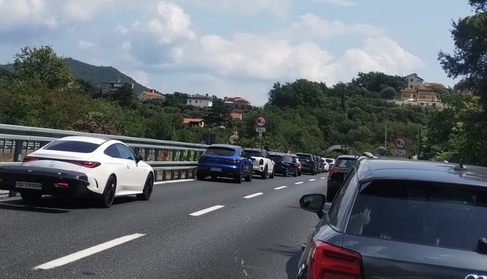 Scontro tra auto, una si cappotta: incidente in A10 Scontro tra auto, una si cappotta: incidente in A10