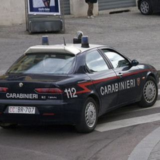 Borgio: donna in escandescenza litiga con tabaccaio, parrucchiera, esercenti e danneggia negozi