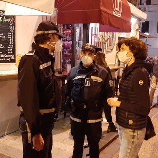 Movida in Darsena a Savona, soddisfatto l'assessore alla sicurezza: "I giovani però non sono immuni al Coronavirus, utilizzino la mascherina e stiano attenti al distanziamento" (FOTO E VIDEO)
