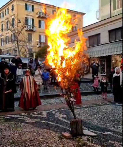 Varazze, la fiamma sale alta in cielo per un sereno 2022: acceso il Confuoco Varazze, la fiamma sale alta in cielo per un sereno 2022: acceso il Confuoco