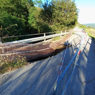 Maltempo, crollo parziale di un ponte a Cairo: una ventina di persone isolate. Lambertini: "Agiremo in breve tempo"