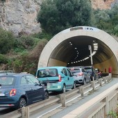 Una delle code sull'Aurelia, da Ponente, in direzione del casello di Finale Ligure