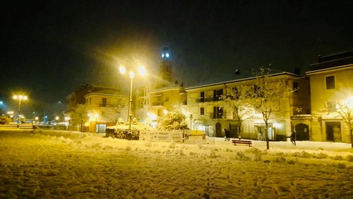 La 'dama bianca' illumina la notte di Cairo Montenotte (FOTO) La 'dama bianca' illumina la notte di Cairo Montenotte (FOTO)